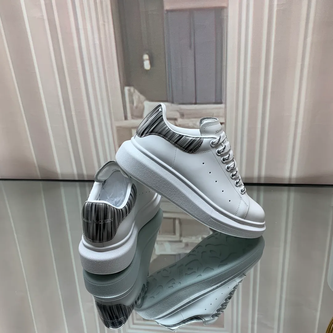 👟👟Ex-factory price 560👟👟 Professional McQueen factory. Top version. Couple style Alexander McQUEEN high version has been upgraded to the highest quality again✅ 💪McQueen Spring, Summer, Autumn and Winter top version Purchasing level✅ Recruiting national online and offline agents to join🤝 🏆Fabric: Original materials imported from Italy. Texture, water-resistant and non-discoloring 🏆Inner lining: ️A-grade Italian imported lining resistant to dirt, sweat-absorbent, breathable and comfortable 🏆Foot pads: top-grade imported Italian super-soft cowhide leather 🏆Outsole: PU+counter 1:1 🏆Shoe box: original white box. Plus white flip cover for double-layer protection. Cloth bag. Handbag. Certificate of 1:1 mold opening, 4-piece set. Delivered with a pair of shoelaces. 🖕🏿🖕🏿🖕🏿 You can choose any pair of shoelaces in any color of our factory 🏆Code number: women's 34-41. men's 38-46 🏆Special remarks (women's code 34.40.41, men's code 38.45.46 is customized, no returns or exchanges) Win-win cooperation 🤝